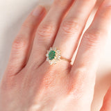 Bague marguerite en or jaune 14 carats avec émeraude (environ 0.70 ct) et diamants taille brillant (environ 0.80 ct), années 70