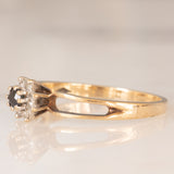 Anello a margherita in oro giallo 9K con zaffiro (0.08ct ca.) e diamanti (0.06ctw ca.), anni ‘70/‘80