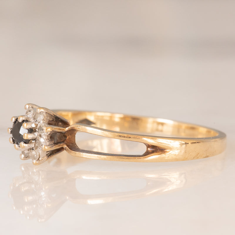 Anello a margherita in oro giallo 9K con zaffiro (0.08ct ca.) e diamanti (0.06ctw ca.), anni ‘70/‘80