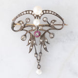 Collana con pendente/spilla Art Nouveau in oro giallo 18K e argento con diamanti di taglio rosetta (0.50ctw ca.), rubini e perle bianche, anni ‘10/‘20