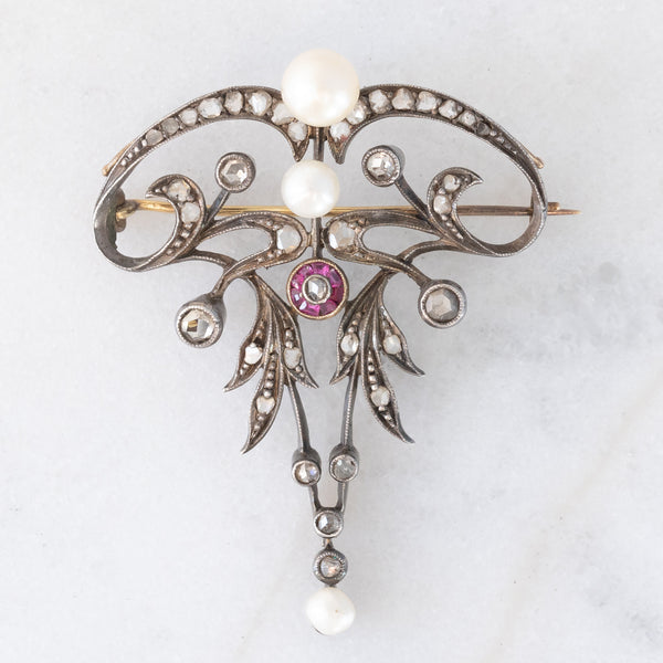 Collana con pendente/spilla Art Nouveau in oro giallo 18K e argento con diamanti di taglio rosetta (0.50ctw ca.), rubini e perle bianche, anni ‘10/‘20