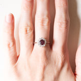 Vintage-Gänseblümchenring aus 18-karätigem Weißgold mit Rubin (ca. 0.85 ct) und Diamanten im Brillantschliff (ca. 0.24 ctw), 80er/90er Jahre