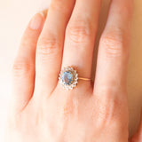 Vintage-Gänseblümchen-Ring aus 9-karätigem Gelb- und Weißgold mit blauem Topas (ca. 1.40 ct) und Diamanten (ca. 0.08 ctw), Jahr 1992