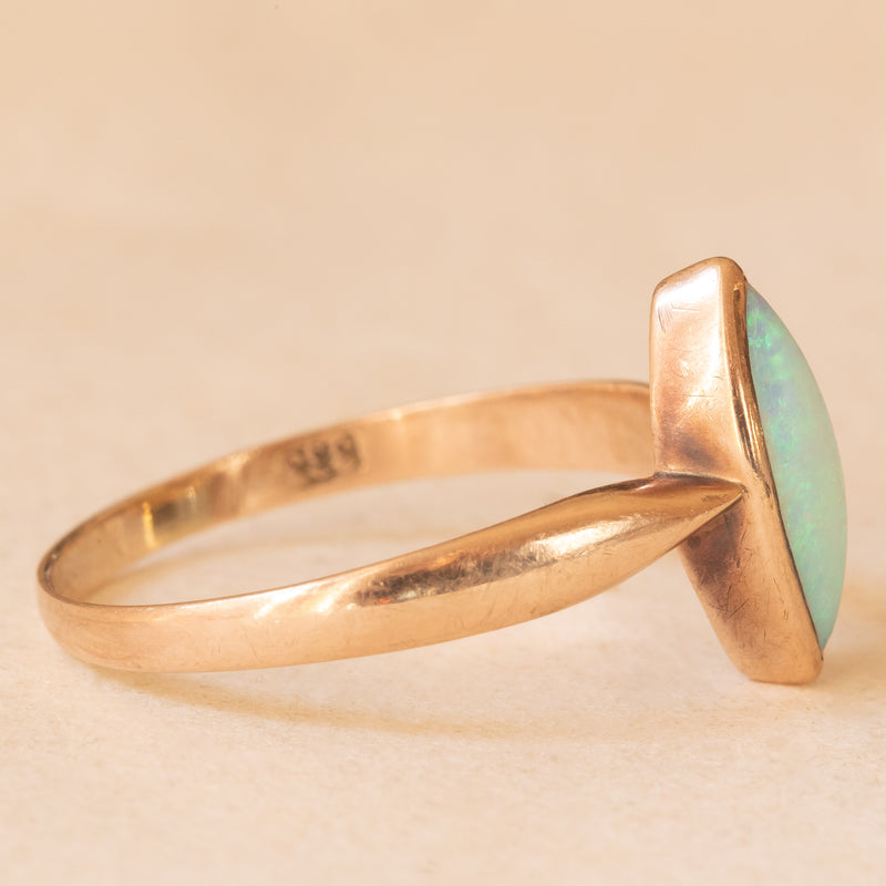 Anello antico in oro giallo 8K con opale, anni ‘10/‘20