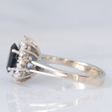 Anello a margherita in oro bianco 18K con zaffiro (1.30ct ca.) e diamanti di taglio brillante (0.44ctw ca.), anni ‘70