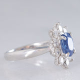 Anello a margherita in platino con zaffiro (1.66ct ca.) e diamanti di taglio brillante (0.88ctw ca.), anni ‘90