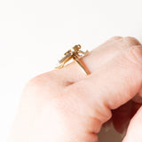 Fliegenring aus einer antiken Brosche aus 18 Karat Gelbgold und Silber mit Smaragden und Diamanten im Rosettenschliff