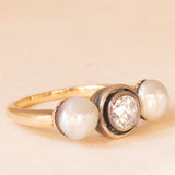 Trilogy antico in oro giallo 18K e argento con perle bianche e diamante di taglio vecchia miniera (0.48ct ca.), anni ‘10/‘20