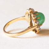 Vintage-Gänseblümchenring aus 18 Karat Gelbgold mit Smaragd im Cabochonschliff (ca. 2 Karat) und weißen Perlen, 50er Jahre