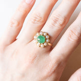 Vintage-Gänseblümchenring aus 18 Karat Gelbgold mit Smaragd im Cabochonschliff (ca. 2 Karat) und weißen Perlen, 50er Jahre