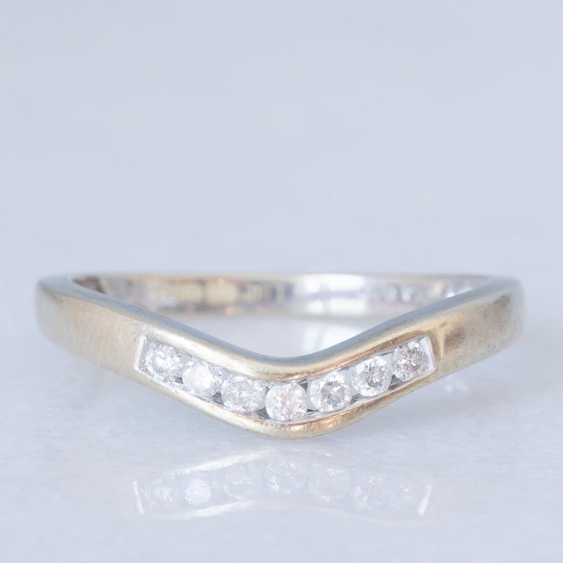 Anello a “V” vintage in oro bianco 9K con diamanti (0.10ctw ca.)