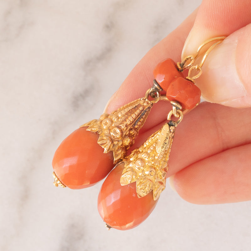 ORECCHINI PENDENTI IN ORO BIANCO 18 KT CON DIAMANTI E CORALLO NATURALE ORECCHINI PENDENTI IN ORO BIANCO 18 KT CON DIAMANTI E CORALLO NATURALE