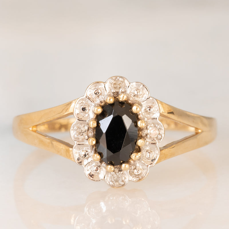Anello a margherita in oro giallo 9K con zaffiro (0.60ct ca.) e diamanti (0.05ctw ca.), anni ‘70/‘80