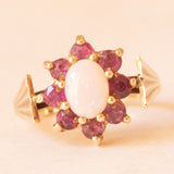 Vintage-Gänseblümchenring aus 9-karätigem Gelbgold mit Opal (ca. 0.30 ct) und synthetischen Rubinen (ca. 0.50 ctw), Jahr 1973–1974