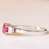 Vintage-Trilogie aus 18 Karat Weißgold mit Rubin (ca. 1 ct) und Diamanten im Brillantschliff (ca. 0.42 ctw)