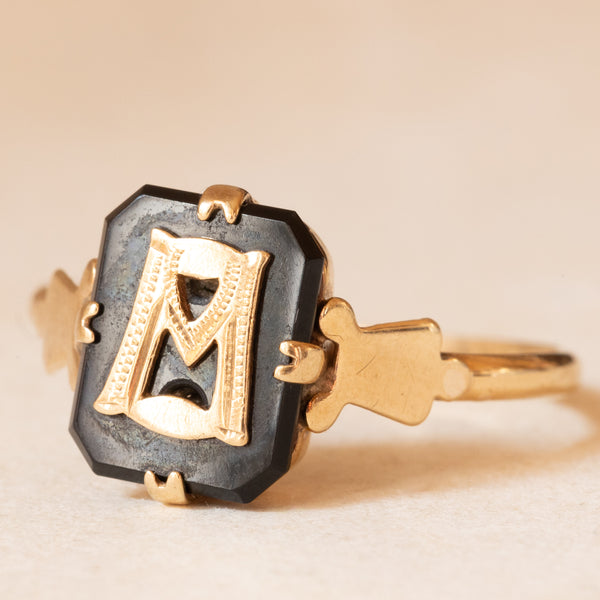 Anello antico in oro giallo 9K e con onice con lettera gotica “M”/“W”, anni ‘30