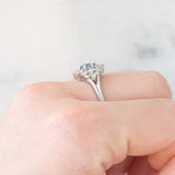 Anello a margherita vintage in platino con zaffiro (0.60ct) e diamanti (0.41ctw), anni ‘90