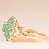 Anello a fiore vintage in oro giallo 14K con smeraldi (2ctw ca.) e diamanti (0.10ctw ca.), anni ‘70/‘80