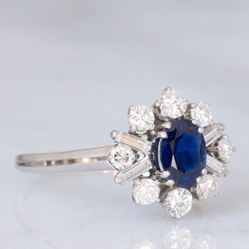 Anello ballerina vintage in oro bianco 18K con zaffiro (1.30ct ca.) e diamanti di taglio brillante e di taglio baguette (1ctw ca.), anni ‘70/‘80