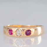 Trilogy gypsy vintage in oro giallo 14K con diamante (0.16ct ca.) e rubini (0.16ctw ca.), anni ‘40/‘50