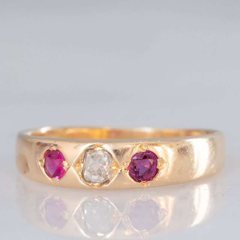 Trilogy gypsy vintage in oro giallo 14K con diamante (0.16ct ca.) e rubini (0.16ctw ca.), anni ‘40/‘50