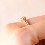 Herzförmiger Vintage-Ring aus 9-karätigem Gelb- und Weißgold mit synthetischem Rubin (ca. 0.20 ct) und Diamanten (ca. 0.06 ctw)