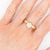 Anello a fiore con fede in oro giallo 14K con diamanti di taglio brillante (0.50ctw ca.), anni ‘80