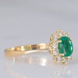 Anello a margherita vintage in oro giallo 18K e 14K con smeraldo (0.60ct ca.) e diamanti di taglio brillante (0.30ctw ca.), anni ‘70/‘80