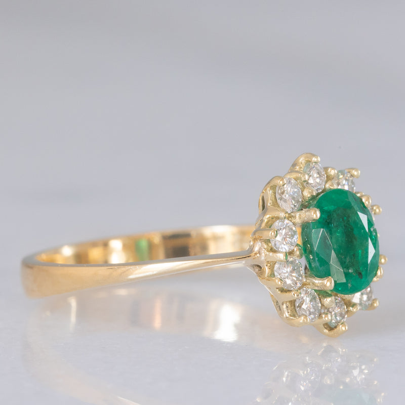 Anello a margherita vintage in oro giallo 18K e 14K con smeraldo (0.60ct ca.) e diamanti di taglio brillante (0.30ctw ca.), anni ‘70/‘80