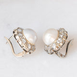 Orecchini a margherita in oro bianco 18K con perle bianche e diamanti di taglio rosetta (0.80ctw ca.), anni ‘40