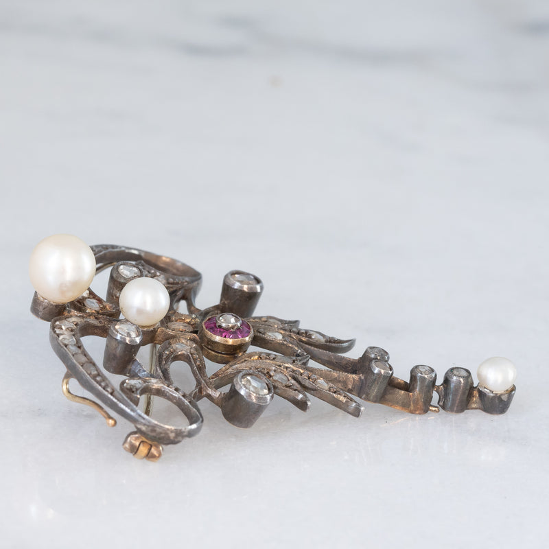 Collana con pendente/spilla Art Nouveau in oro giallo 18K e argento con diamanti di taglio rosetta (0.50ctw ca.), rubini e perle bianche, anni ‘10/‘20