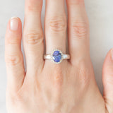 Anello a margherita vintage in oro bianco 18K con tanzanite (2.30ct ca.) e diamanti di taglio brillante (0.20ctw ca.), anno ‘70/‘80