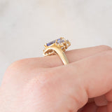 Anello bypass in oro giallo 9K con tanzaniti (0.91ctw ca.) e zaffiri bianchi