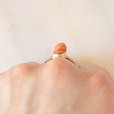 Bague vintage en or jaune 8 carats avec camée sur corail orange représentant un visage de femme, années 40/50