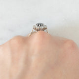 Vintage-Gänseblümchenring aus 18 Karat Weißgold mit Saphiren (ca. 1 ct) und Diamanten im Brillantschliff (ca. 0.60 ctw), 70er Jahre