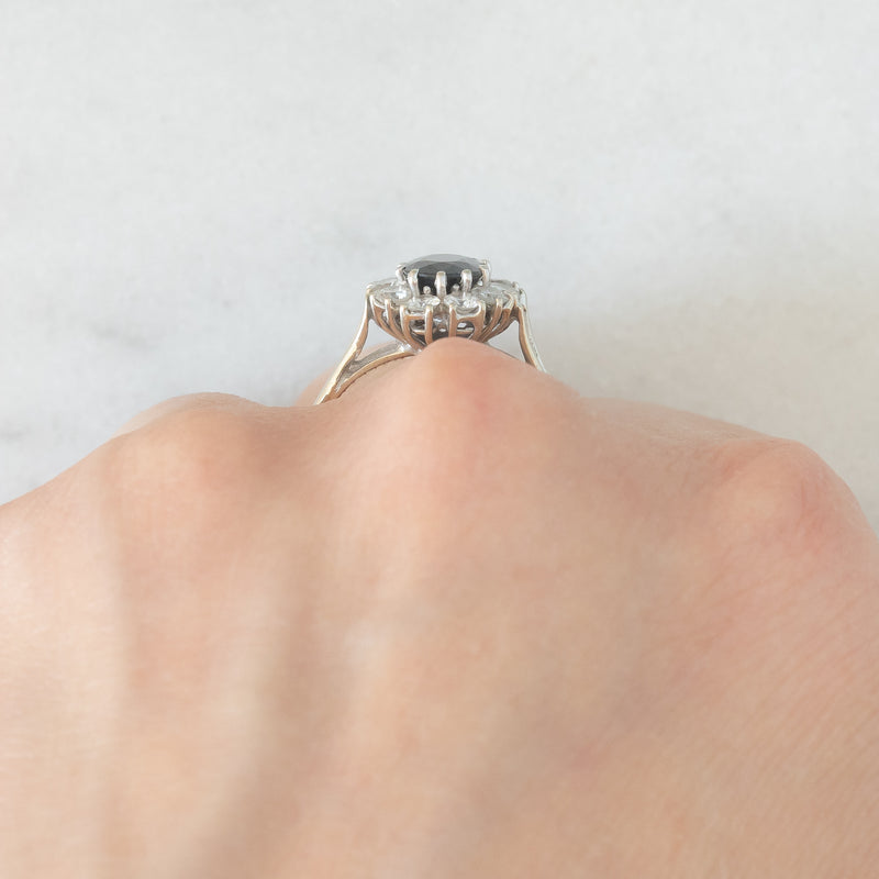 Anello a margherita vintage in oro bianco 18K con zaffiro (1ct ca.) e diamanti di taglio brillante (0.60ctw ca.), anni ‘70
