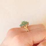Anello a fiore vintage in oro giallo 14K con smeraldi (2ctw ca.) e diamanti (0.10ctw ca.), anni ‘70/‘80