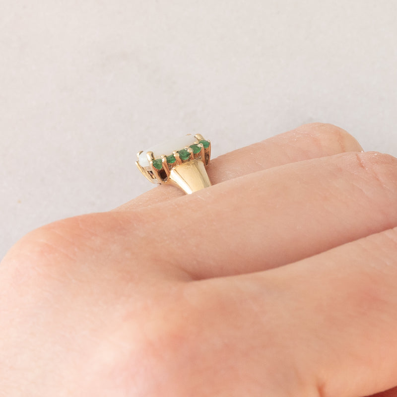 Anello vintage in oro giallo 8K con opale (0.90ct ca.) e smeraldi (0.10ctw ca.), anni ‘80