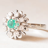 Vintage-Gänseblümchenring aus 14-karätigem Weißgold mit Smaragd (ca. 0.25 ct) und Diamanten (ca. 0.04 ctw), 70er Jahre