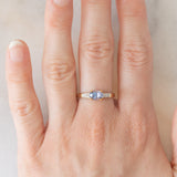Solitario moderno in oro giallo 9K con tanzanite (0.70ct ca.) e zirconi bianchi