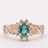 Anel vintage margarida em ouro amarelo 14K com esmeralda (aprox. 0.40 ct) e diamantes lapidação brilhante (aprox. 0.60 ctw), anos 70/80