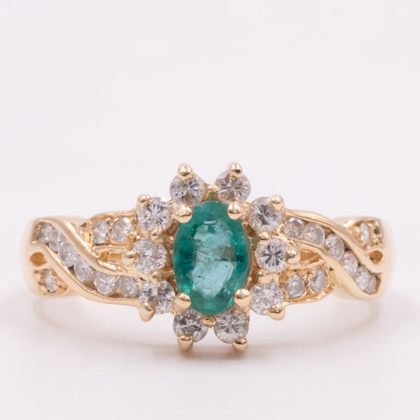 Anello a margherita vintage in oro giallo 14K con smeraldo (0.40ct ca.) e diamanti di taglio brillante (0.60ctw ca.), anni ‘70/‘80
