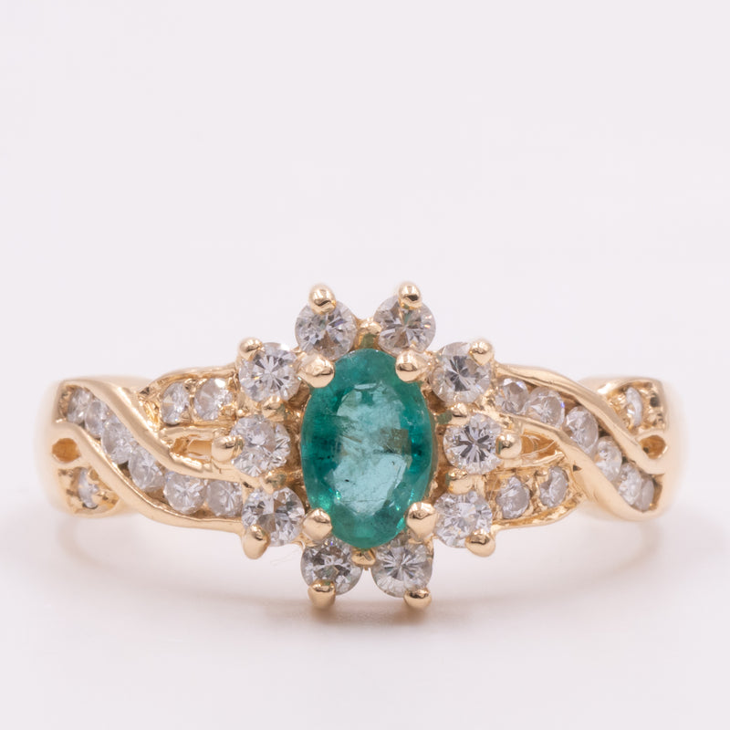 Anello a margherita vintage in oro giallo 14K con smeraldo (0.40ct ca.) e diamanti di taglio brillante (0.60ctw ca.), anni ‘70/‘80