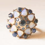 Vintage-Pagodenring aus 14-karätigem Gelbgold mit Saphiren (ca. 1.20 ctw) und Opalen (ca. 1.10 ctw), 70er Jahre