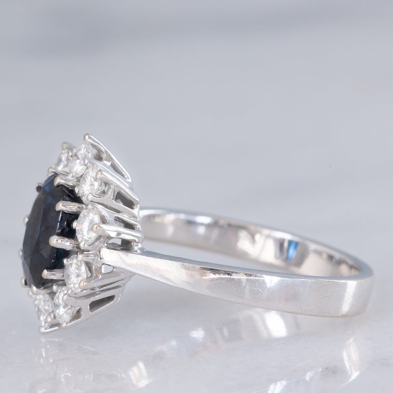 Anello a margherita vintage in oro bianco 18K con zaffiro (1.90ct ca.) e diamanti di taglio brillante (0.75ctw ca.), anni ‘70