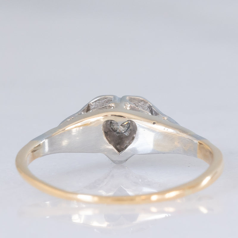 Solitario Art Déco a forma di cuore in oro giallo 18K e platino con diamante (0.03ct ca.), anni ‘20/‘30