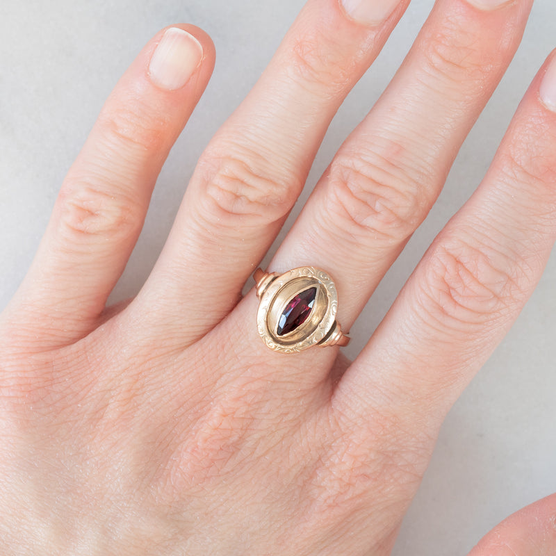 Anello vintage in oro giallo 14K con granato di taglio marquise (0.50ct ca.), anni ‘60