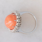 Anel de coquetel vintage em ouro branco 14K com coral laranja e diamantes (aproximadamente 0.80 ct), década de 60.