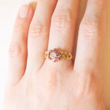 Vintage-Blumenring aus 9-karätigem Gelb- und Weißgold mit synthetischen Rubinen (ca. 0.40 ctw) und Diamant sowie mit seitlichen Verzierungen in Form von Blättern, 1989
