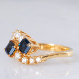 Toi et Moi francese vintage in oro giallo 18K con zaffiri di taglio smeraldo (0.80ct ca.) e diamanti di taglio brillante (0.20ct ca.), anni ‘70